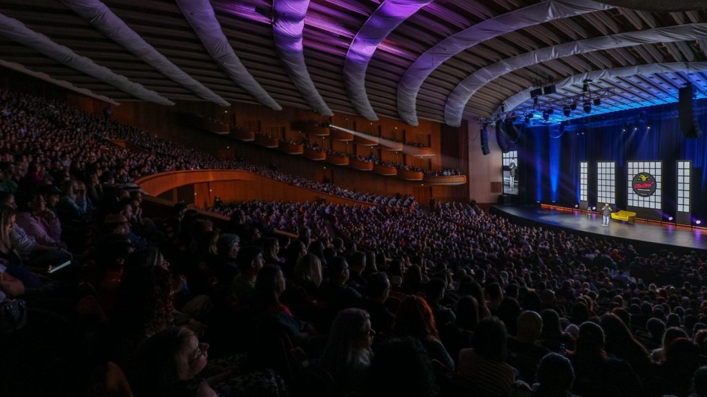 Fool’s Night Out 2025: când mii de oameni râd împreună la Sala Palatului